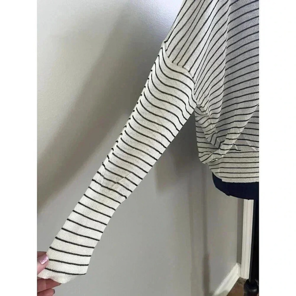 OLIVACEOUS WOMENS SIZE L LIGHTWEIGHT WHITE BLACK STRIPED VNECK LONG SLEEVE TOP - Picture 2 of 6